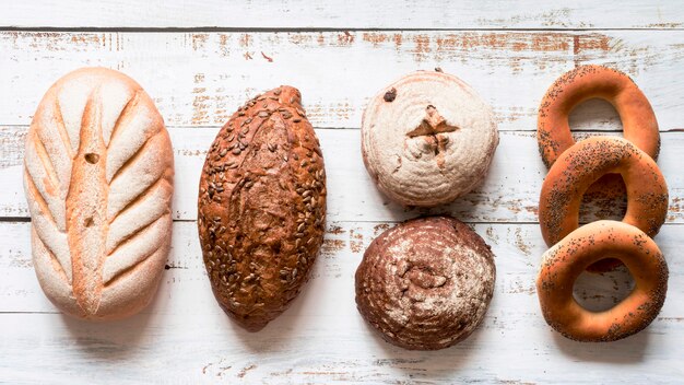 Foto variedade de pães com vista superior