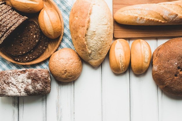 Foto variedade de pães de pão acima