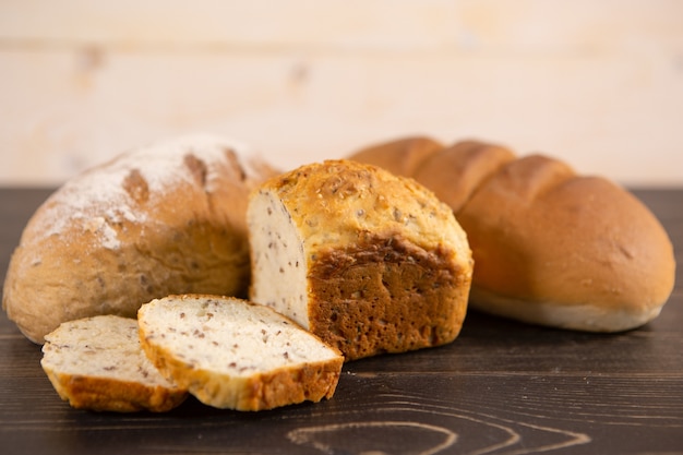 Variedade de pães recém-assados em uma mesa de madeira