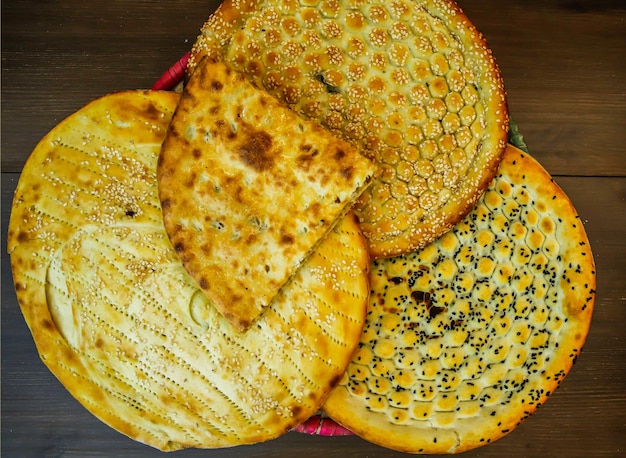 Variedade de pães Tandoori paratha aloo naan especial roghni kalonji naan servido em cesta isolada na vista superior da mesa da Índia e comida paquistanesa