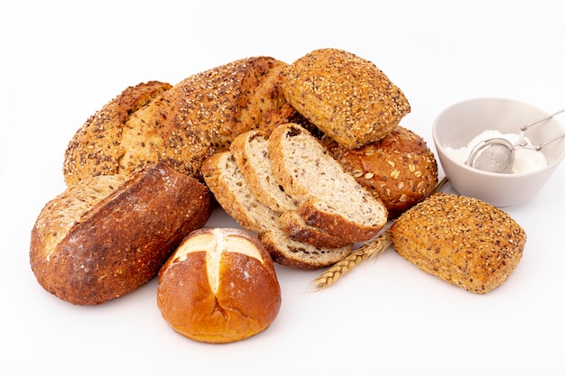 Foto variedade de pão com uma xícara de farinha