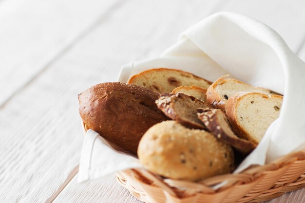 Variedade de pão fresco branco de madeira