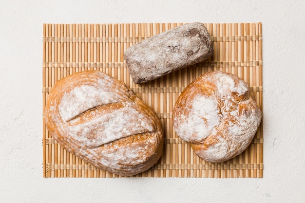 Variedade de pão fresco com guardanapo na mesa rústica vista superior Pão ázimo saudável Pão francês