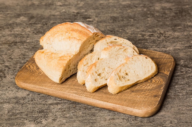 Variedade de pão fresco fatiado com guardanapo na mesa rústica vista superior Pão ázimo saudável Fatia de pão francês