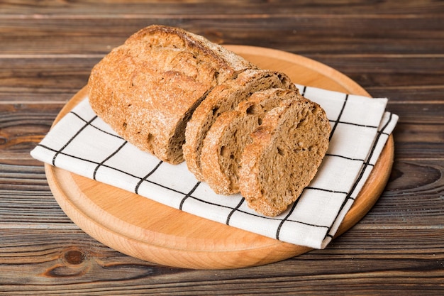 Variedade de pão fresco fatiado com guardanapo na mesa rústica vista superior Pão ázimo saudável Fatia de pão francês