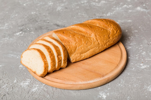Variedade de pão fresco fatiado com guardanapo na mesa rústica vista superior Pão ázimo saudável Fatia de pão francês