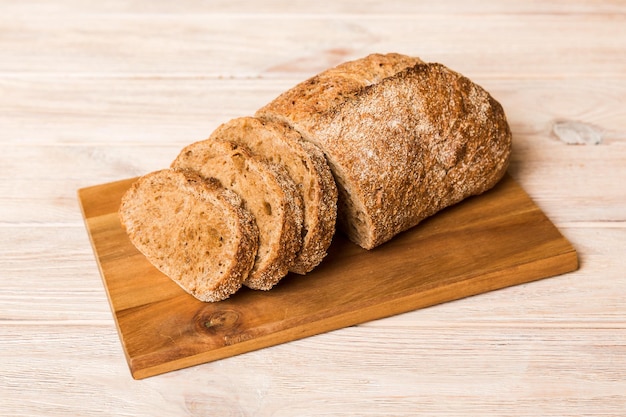 Variedade de pão fresco fatiado com guardanapo na mesa rústica vista superior Pão ázimo saudável Fatia de pão francês