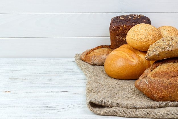 Variedade de pão fresco na mesa de madeira