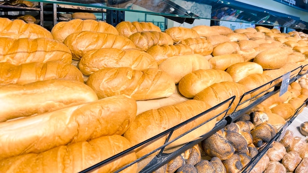 Variedade de pão fresco nas prateleiras na loja