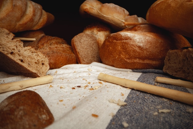 Variedade de pão na toalha de mesa de perto