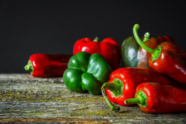 Variedade de pimenta vermelha quente e pimenta doce variedades de variados