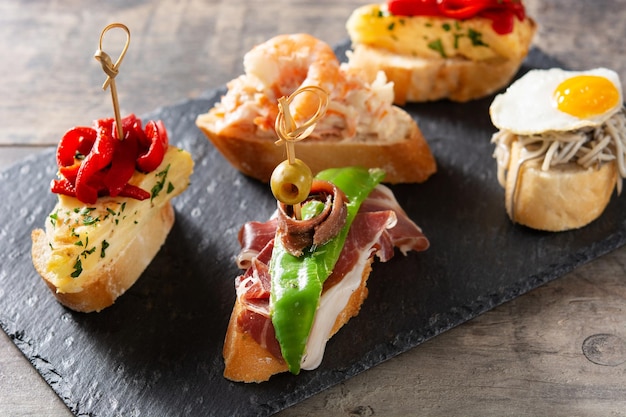 Variedade de pintxos espanhóis