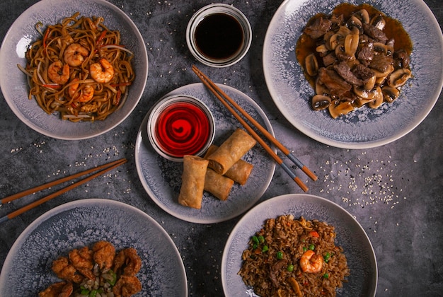 Foto variedade de pratos de cozinha oriental vista de cima