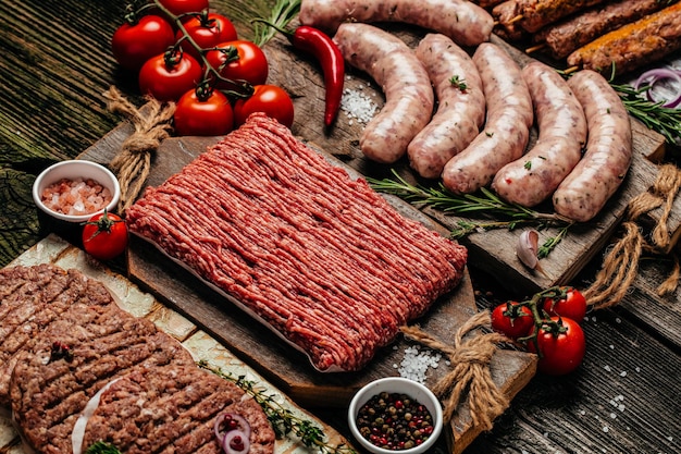 Variedade de produtos de carne crua, diferentes partes do corpo. Espetadas de carne bovina picada, porco, vaca, frango. banner, menu, receita, vista superior.