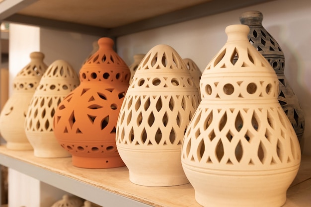 Variedade de produtos de cerâmica na loja de cerâmica em Manama, Bahrein