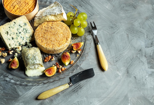 Variedade de queijo francês camembert roquefort brie queijo de cabra com uvas figos e nozes