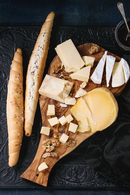 Variedade de queijo na placa de madeira