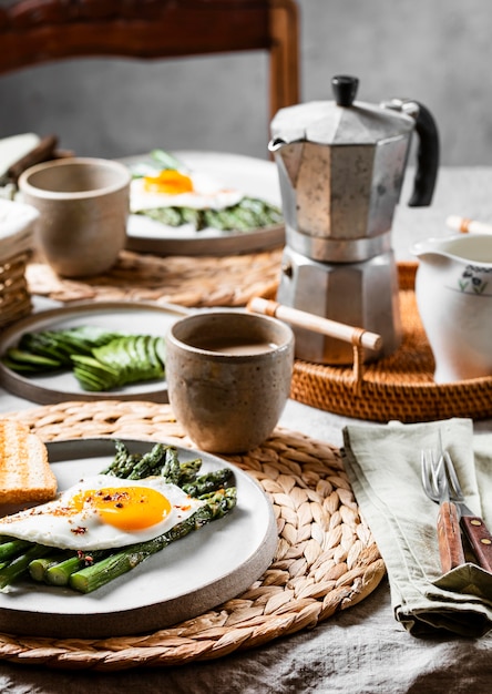 Foto variedade de refeição deliciosa de café da manhã vista frontal