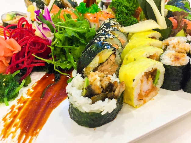 Variedade de rolinhos de sushi em prato branco