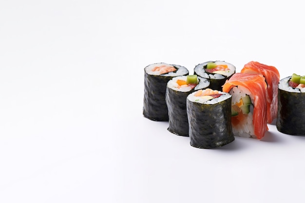 Variedade de rolos de sushi isolada em fundo branco com comida japonesa de espaço de cópia