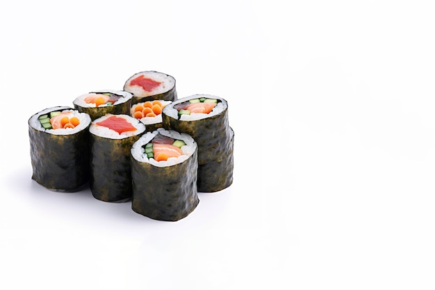 Variedade de rolos de sushi isolada em fundo branco com comida japonesa de espaço de cópia
