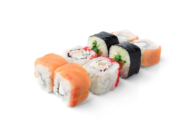 Variedade de rolos de sushi isolada no fundo branco. rolos de maki califórnia. comida japonesa.