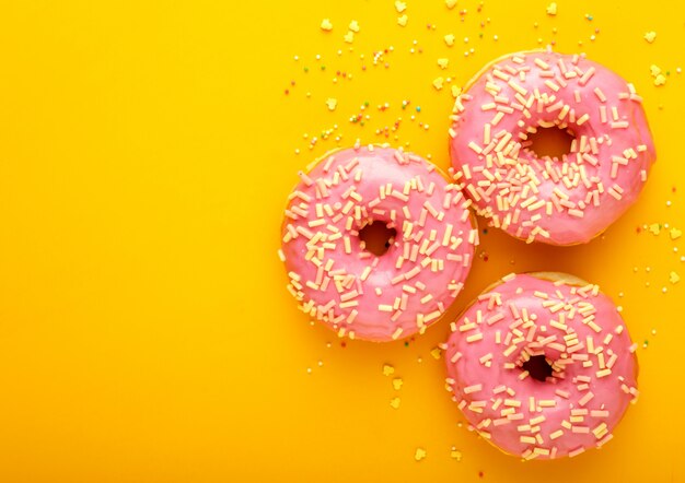 Variedade de rosquinhas vitrificadas saborosas coloridas em um colorido