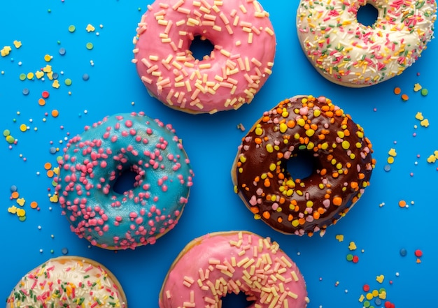 Variedade de rosquinhas vitrificadas saborosas coloridas em um colorido