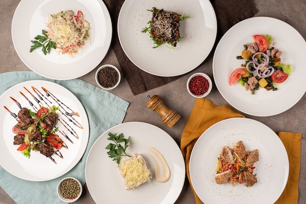 Foto variedade de saladas na mesa