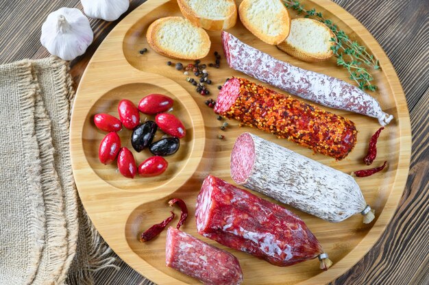 Variedade de salame com aperitivos