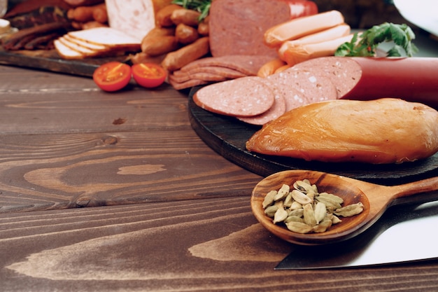 Variedade de salsichas de carne na placa de madeira de perto