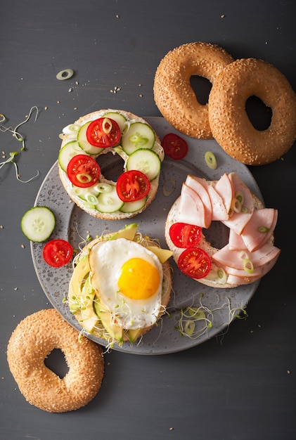 Variedade de sanduíches em bagels