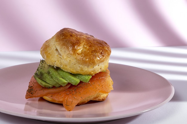 Variedade de scones caseiros com presunto, queijo, abacate, salmão, queijo creme e geléia de morango