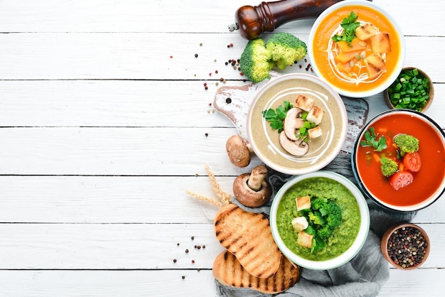 Variedade de sopas de creme de legumes coloridos Conceito de alimentação saudável ou comida vegetariana Vista superior Espaço para cópia grátis