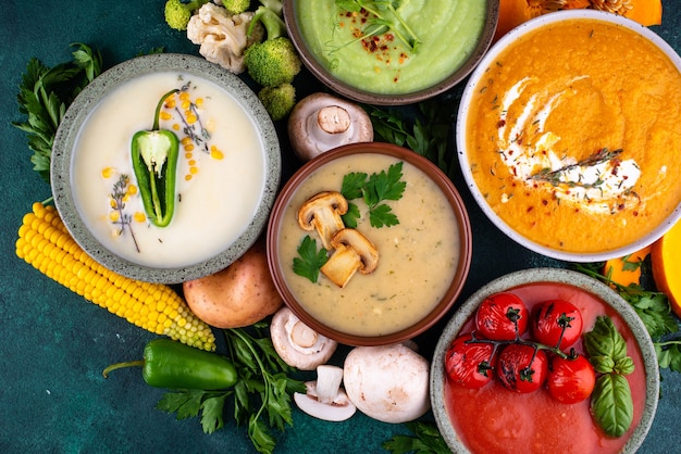 Variedade de sopas de creme de outono de vegetais