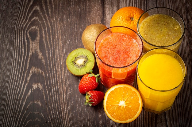 Foto variedade de sucos de frutas smoothies de frutas