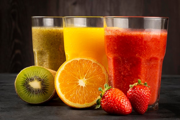 Variedade de sucos de frutas smoothies de frutas