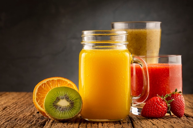 Variedade de sucos de frutas Smoothies de frutas