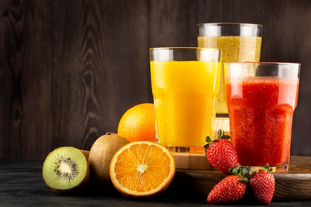 Foto variedade de sucos de frutas smoothies de frutas