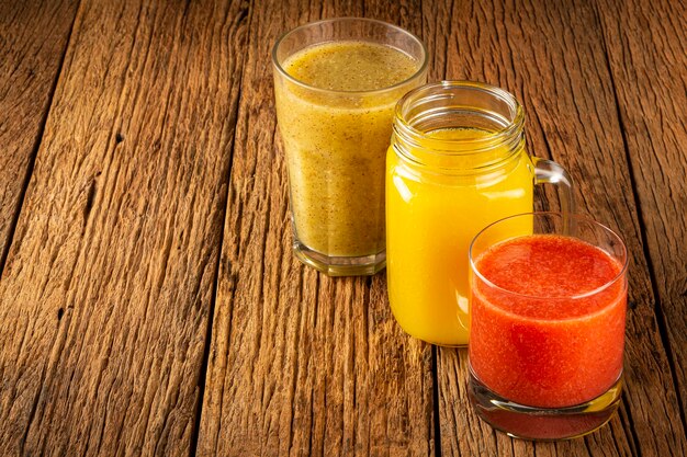 Variedade de sucos de frutas Smoothies de frutas