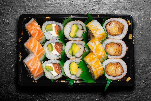 Variedade de sushi em comida saudável vista zenital de fundo escuro