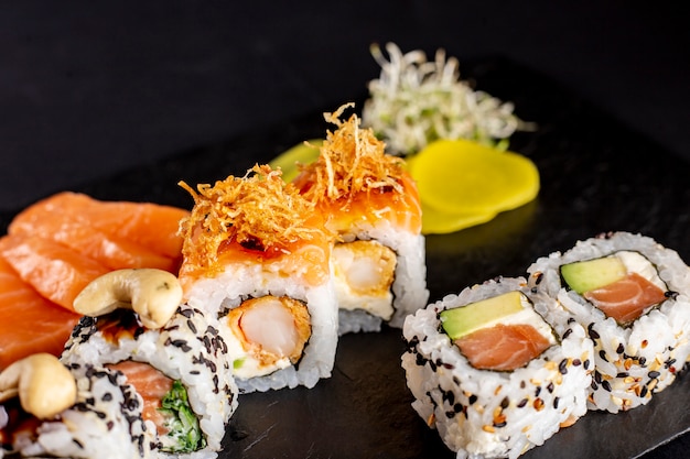 Foto variedade de sushi no prato
