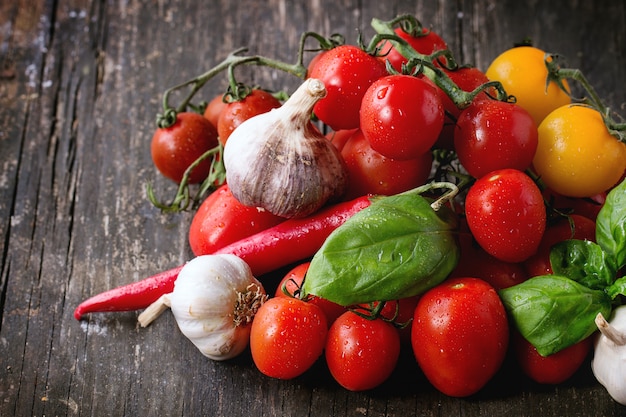 Variedade de tomates e legumes