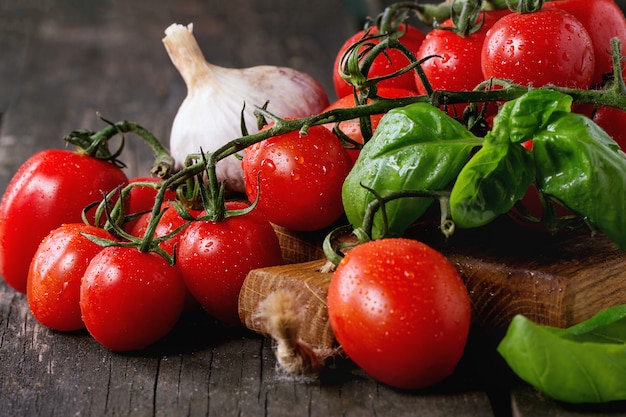 Variedade de tomates e legumes