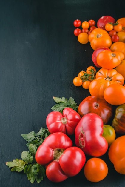 Variedade de tomates orgânicos coloridos maduros