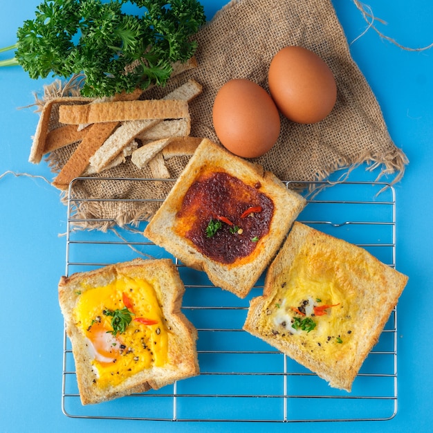 Foto variedade de torradas com sabores recheios.