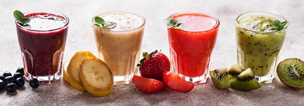 Variedade de vários smoothies saudáveis