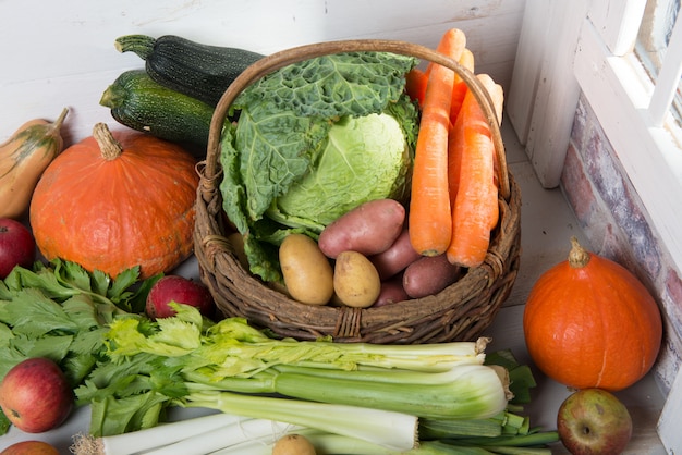 Variedade de vegetais crus para cozinhar pote au feu