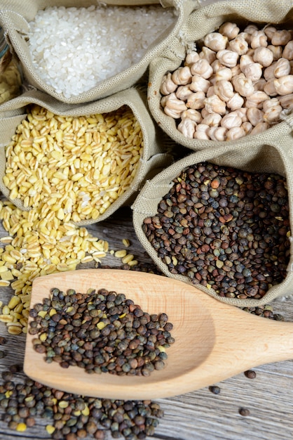 Variedade de vegetais secos, lentilhas, grão de bico, trigo e arroz