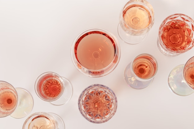 Variedade de vinho rosa em taças de cristal vinho espumante com champanhe rosa